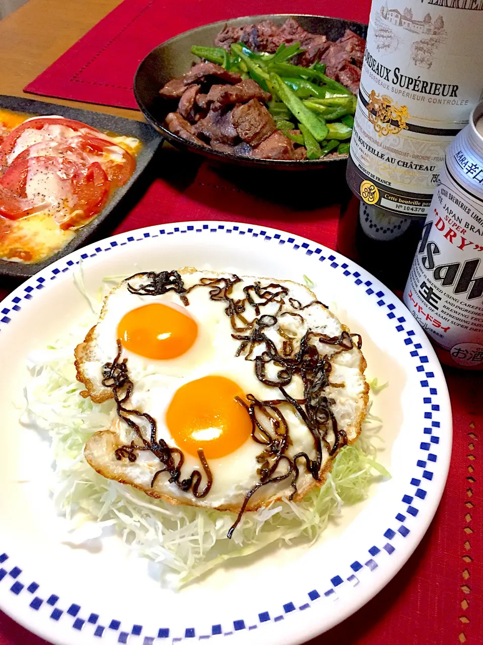 Snapdishの料理写真:目玉焼き塩昆布オンザキャベツ🍳トマトチーズ焼き🍅|おかちさん