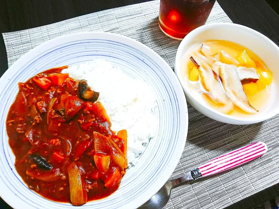 Snapdishの料理写真:ナスとひき肉のトマトカレー、野菜としいたけのコンソメスープ|サトリさん