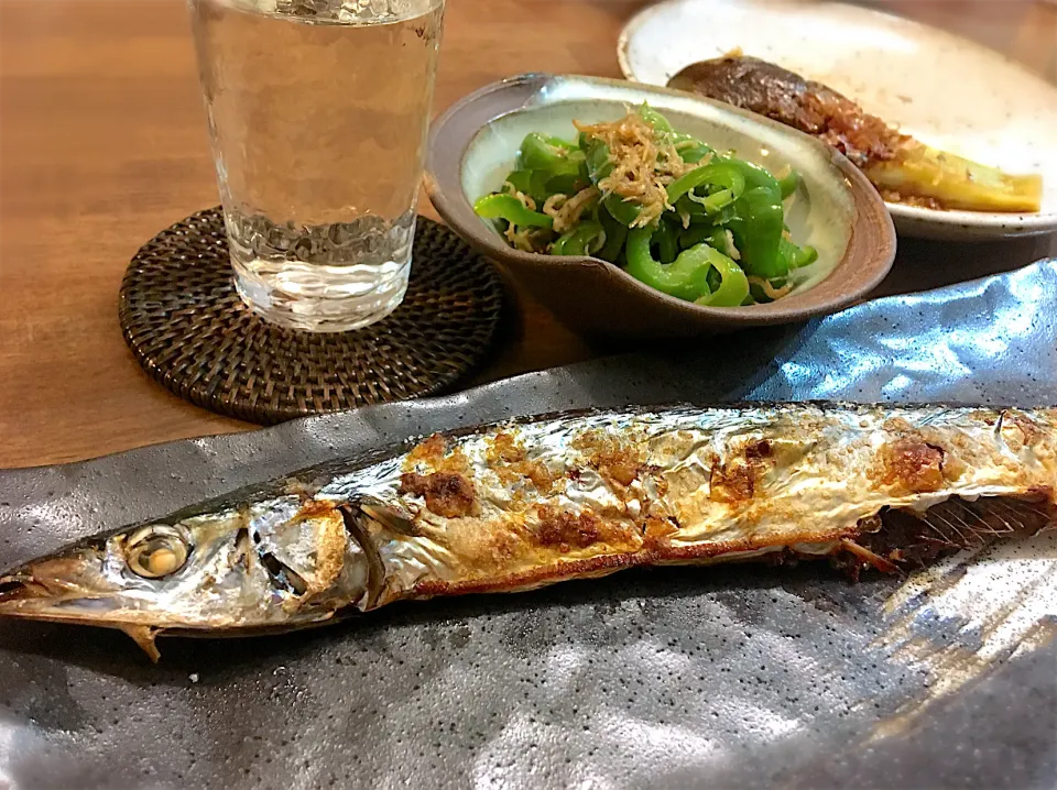 新物秋刀魚で一杯。北海道産。ピーマンのお浸し、茄子の煮浸しとともに。|リフルシャッフルさん