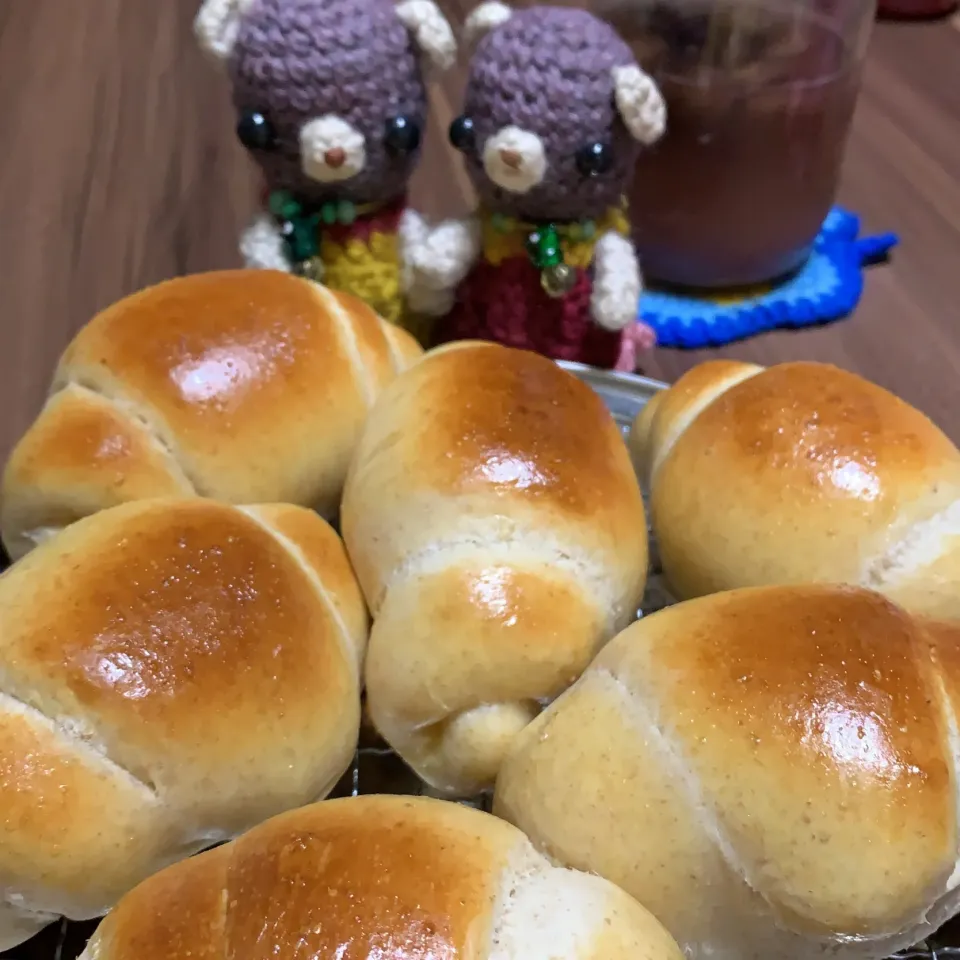 Snapdishの料理写真:バター少なめロールパン焼きたて〜（╹◡╹）|chagashiさん