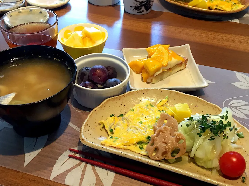 朝ごはん
秋刀魚と鰹の味噌汁、シラス入り卵焼き、レンコンきんぴら、茹でキャベツとブロッコリースプラウトのサラダ、プチトマト、たくあん、マンゴーケーキ、巨峰、パイナップル添えヨーグルト、ルイボスティー|かよちゃんさん