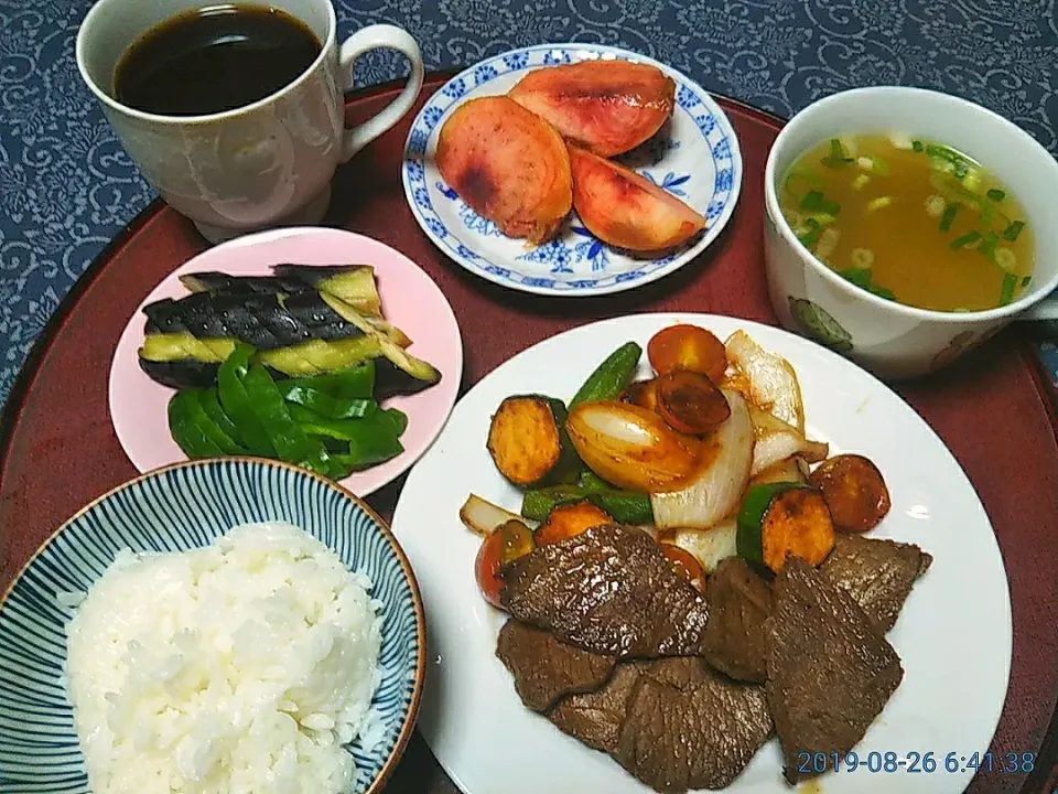 よねばーばの朝ごはん
焼肉野菜添え、
味噌汁
ピーマンと茄子の糠漬け
ご飯、コーヒー、
山形県産の桃、とても美味しいよ|yoneばーばさん