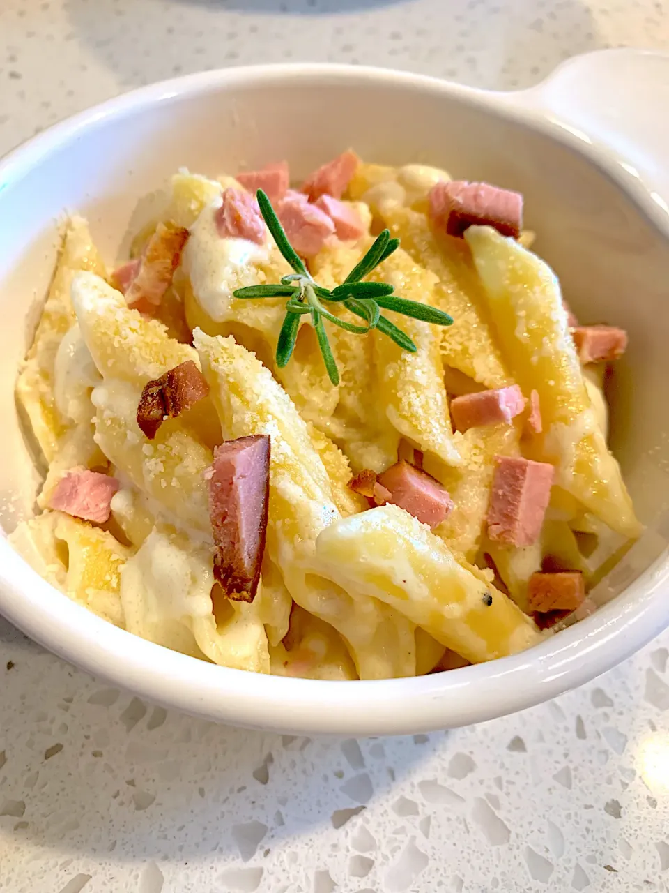 Mostaccioli pasta with homemade alfredo sauce topped with baked ham|🌺IAnneさん