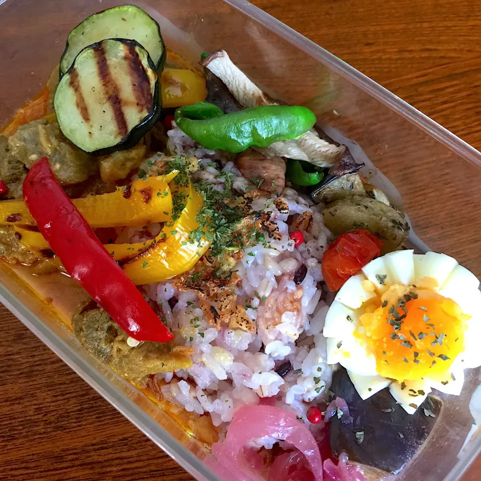 焼き野菜をのせた圧力鍋で作った牛すじカレー弁当|Kさん