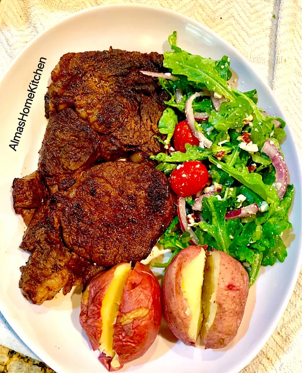 Rib-Eye Steak and Arugula Salad with Baked Potatoes|Alma's Home Kitchenさん