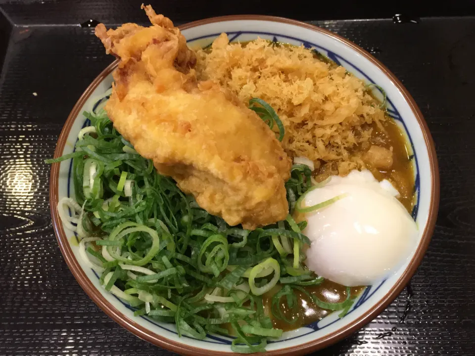 カレーうどん 温玉かしわ天のせ 丸亀製麺|すくらんぶるえっぐさん