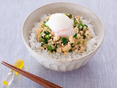 中華鶏そぼろの温玉丼|ヤマサ醤油公式アカウントさん