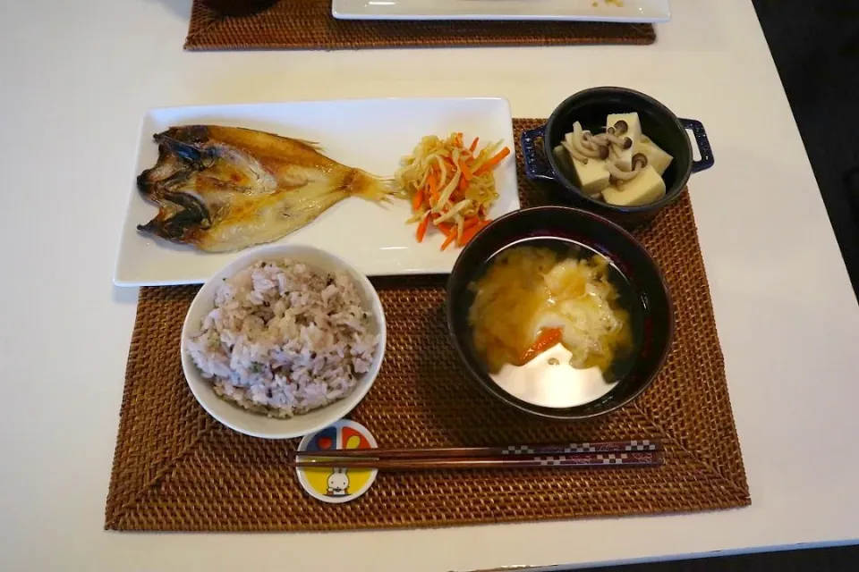 今日の夕食 のどぐろの開き、切り干し大根の煮物、高野豆腐の煮物、雑穀米、落とし卵の味噌汁|pinknari🐰🌈さん