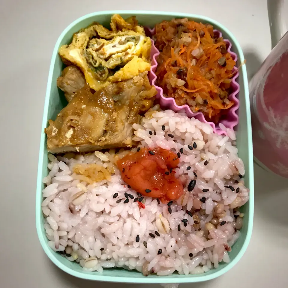 Snapdishの料理写真:今日の地味弁。鶏肉のニンニク味噌焼き、ふりかけ入り卵焼き、クックパッドレシピのにんじんとりんごのサラダ。ご飯は21穀米。梅干しトッピング。あとはフリーズドライ味噌汁で食べました。ごちそうさまでした！|あんドーナツ(mebarunba)さん