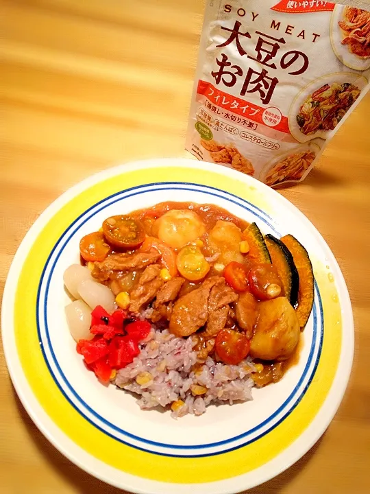 Snapdishの料理写真:#大豆のお肉使用
雑穀ご飯で#夏野菜カレー
庭で採れたミニトマト
今日購入のトウキビ
（グラビス入り|🌻ako ·͜·♡peco🌻さん