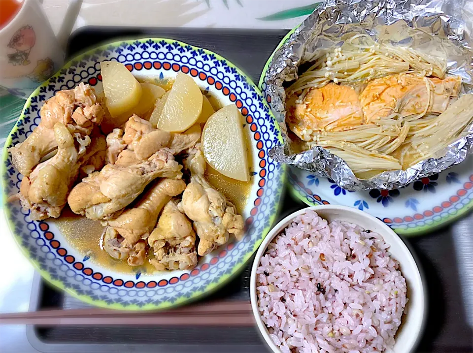 鮭ホイル焼きと鶏手羽元の煮物|コハクさん