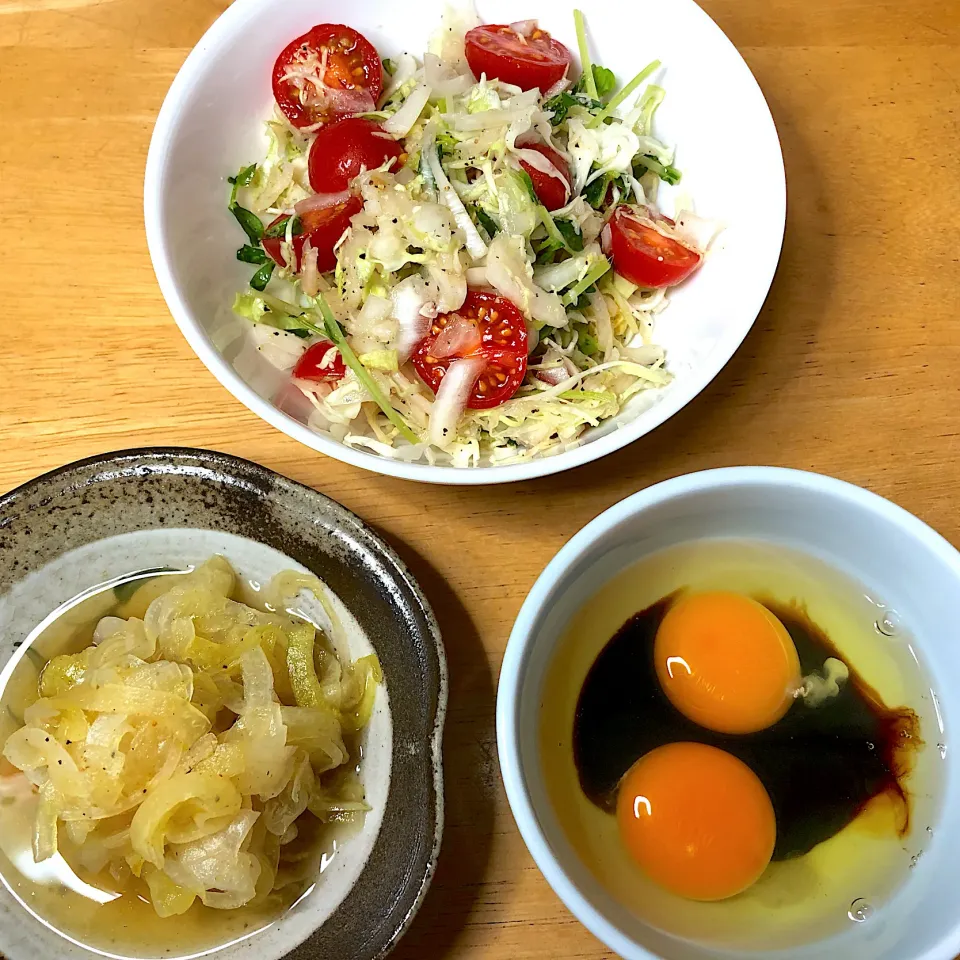 サラダ🥗カレー玉葱酢💛生卵|Makokoさん