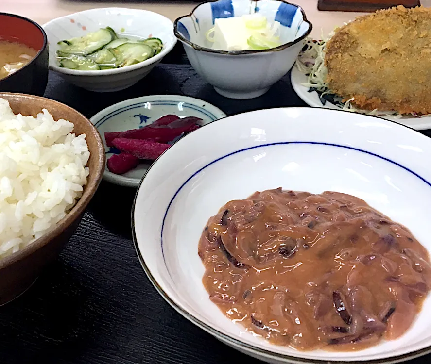 Snapdishの料理写真:昼ごはん☀️☀️🔆                                          イカの塩辛定食🦑( '-' 🦑  )ｲｶﾊﾟﾝﾁ                安いのか高いのか！黒はんぺんのフライがついて790円。高い.........カナ(._.)|ぽんたさん