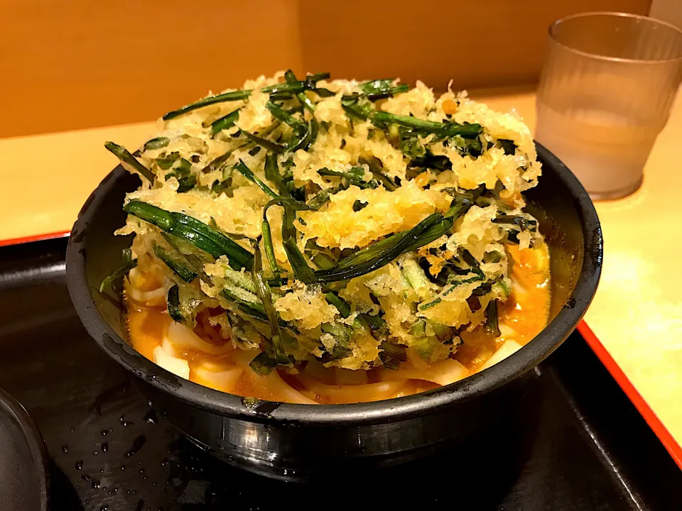 カレーうどんにニラ天|マハロ菊池さん