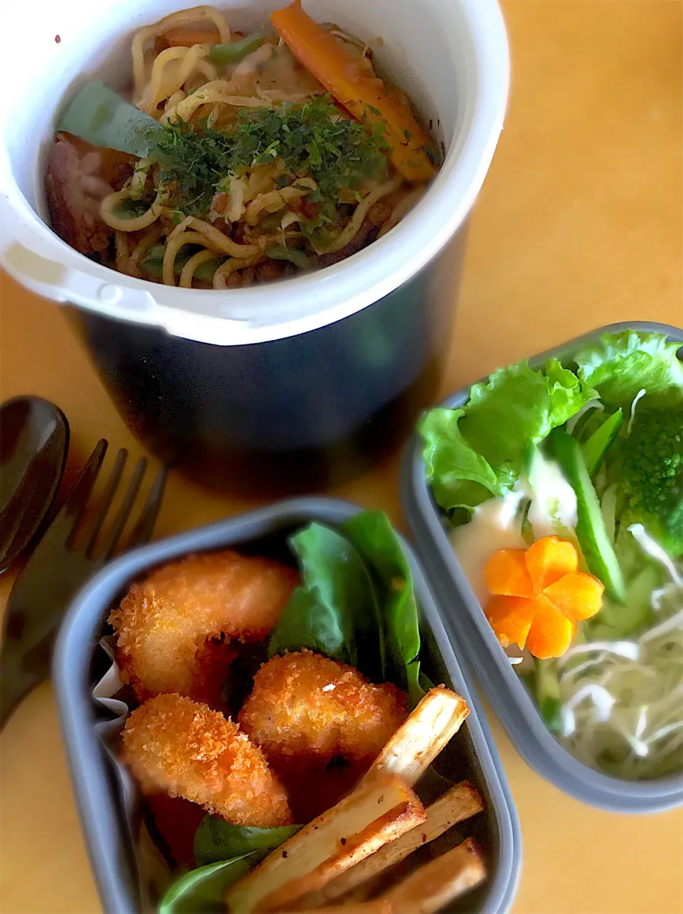 Snapdishの料理写真:お肉と野菜たっぷりソース焼きそばとイカフライのお弁当|Lily2525さん