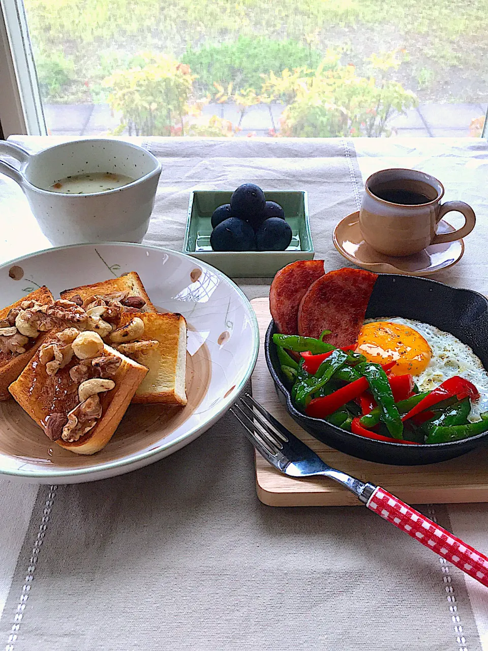 Snapdishの料理写真:ハニーナッツトーストの朝食🍯🥜|サミカさん