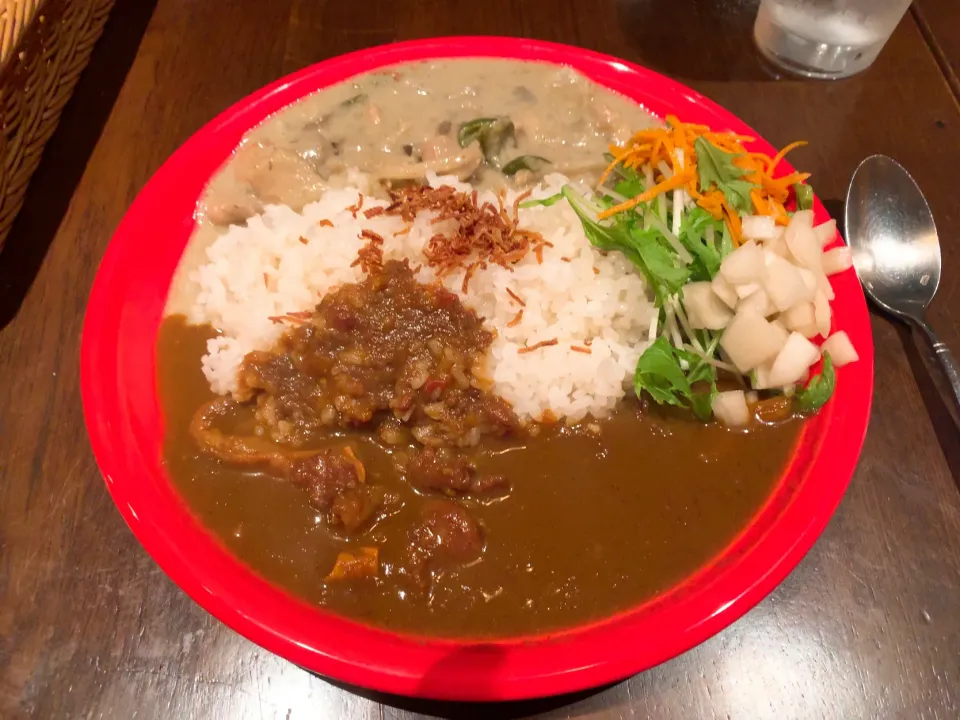 Snapdishの料理写真:あいがけカレー（黒毛和牛の牛すじカレー＆グリーンカレー）|chan mitsuさん