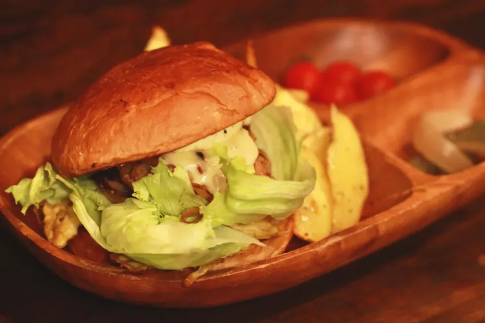 バンズもピクルスも手作りのチキンバーガー|もちあざらしさん