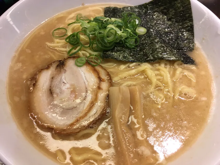 恵比寿のオフィスご近所に光麺があることを知り、ランチはとんこつラーメンを。美味しくいただきました。|sniper66さん