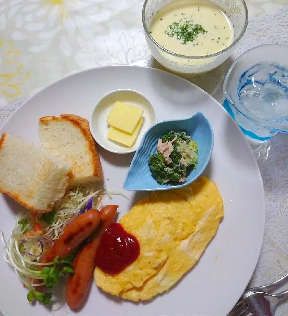 Snapdishの料理写真:独りご飯は残り物で😋

オムレツと残り物|🍒ふみりん🍒さん