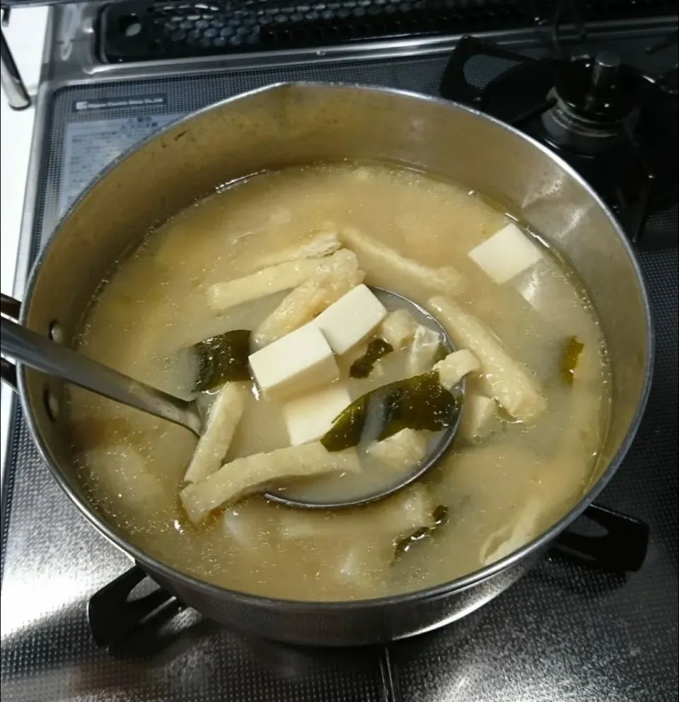 Snapdishの料理写真:油揚げ、豆腐、ワカメのみそ汁|しまだ ちえこさん