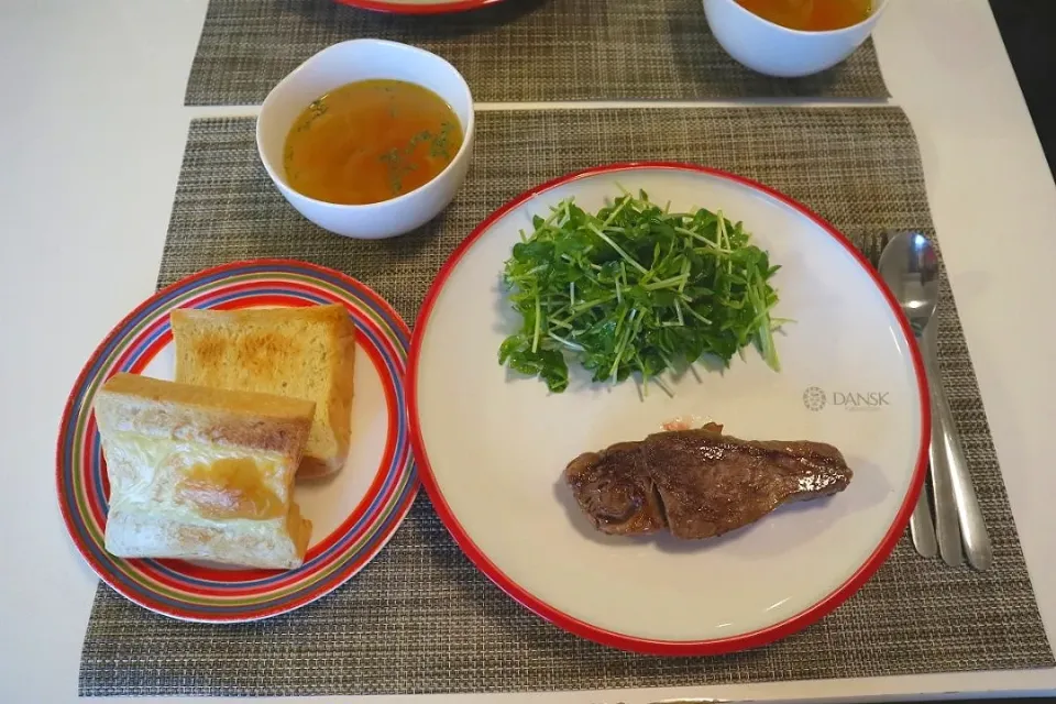 Snapdishの料理写真:今日の夕食 ヒレステーキ、豆苗サラダ、名古屋で購入したよいことパン、コンソメスープ|pinknari🐰🌈さん