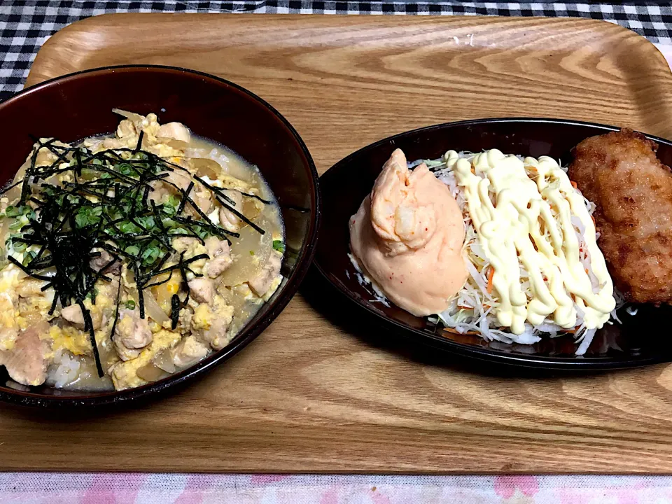 今日の夕食 ☆親子丼 ☆揚げ鶏 ☆明太チーズポテトサラダ ☆コーンミックスサラダ|まぁたんさん