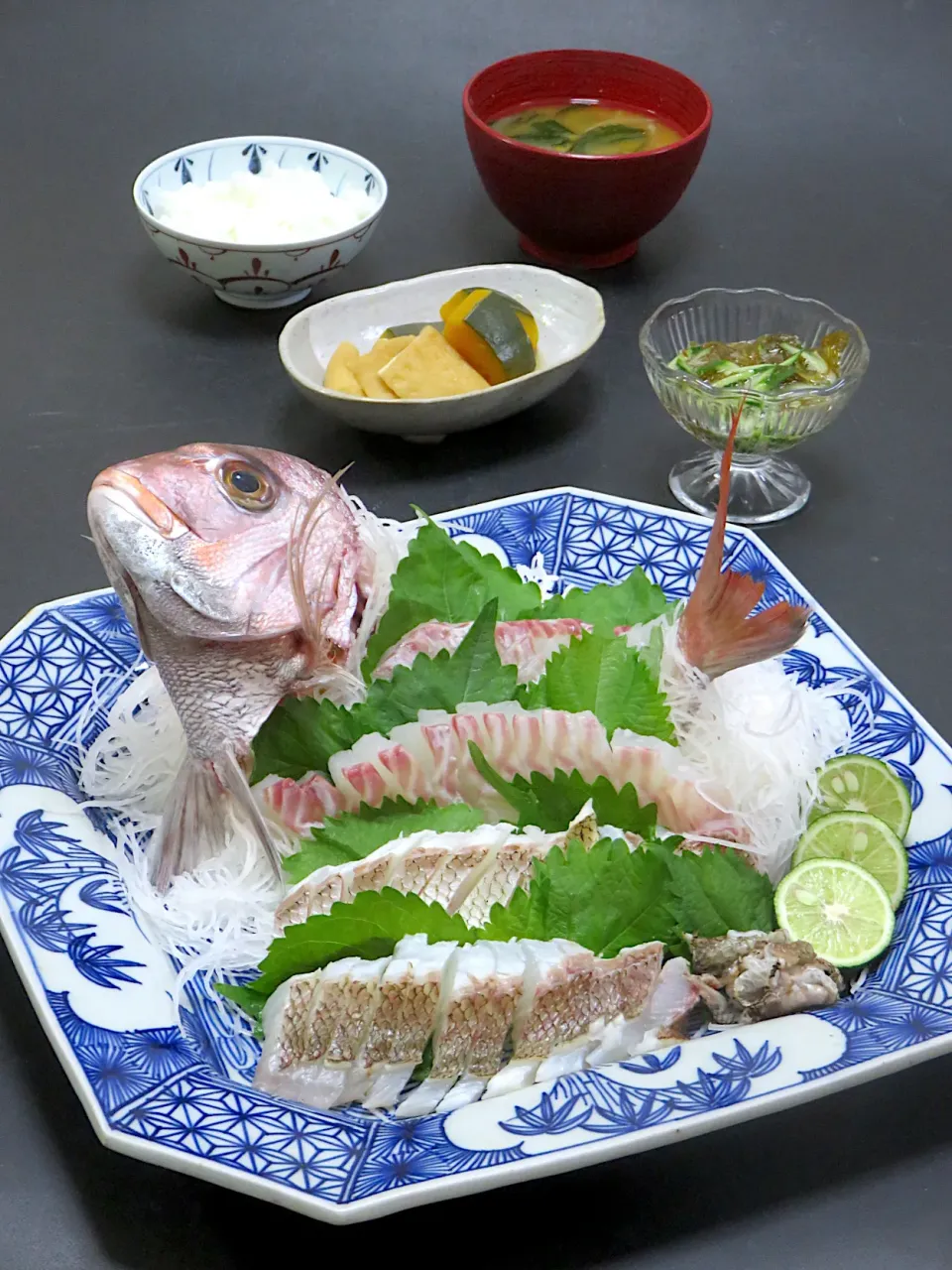 今晩は、鯛姿造り、もずく酢、南瓜の信田煮、玉ねぎとわかめの味噌汁、ご飯|akazawa3さん