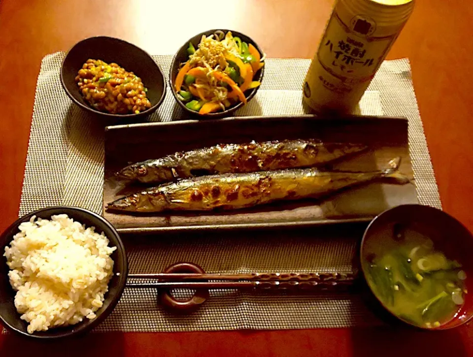 Today's Dinner🍴納豆･ﾋﾟｰﾏﾝ&ﾊﾟﾌﾟﾘｶのしらす炒め･秋刀魚の塩焼き･もち麦ご飯･小松菜のお味噌汁|🌈Ami🍻さん