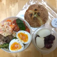 Snapdishの料理写真:パン弁当🥐 ポテサラ、鶏レバー生姜煮、トマトバジルマリネ、ゴーヤナムル、ゆで卵 on キャベツ、バジル、セロリサラダ ＋宗像堂のパン✨ 梨、種無しブドウ🍇|Chieimeshiさん