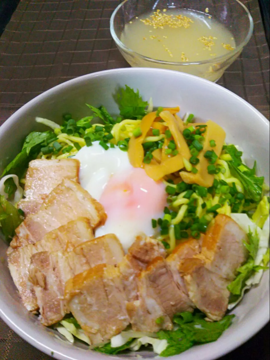 Snapdishの料理写真:今夜のおつまみおかず🍺ー(・∀・)ー🍺🎵🎵
ぶっかけチャーシュー麺(野菜もね😀)

かなり盛り付けが雑になっちゃった😅|かあたん(元ポップン)さん