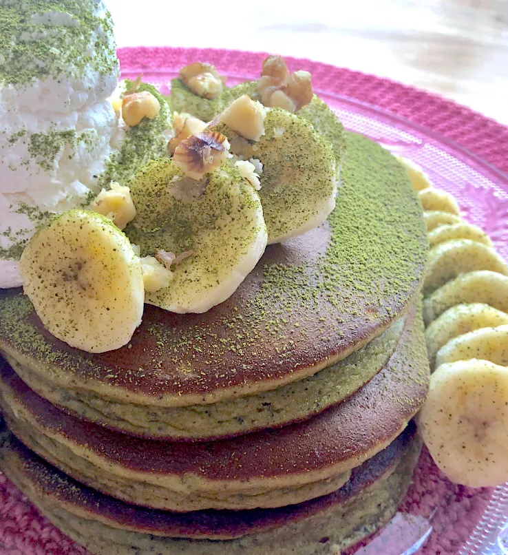 スイーツ粉で抹茶パンケーキ♡バナナ生クリくるみ添え|❁❁❁さん