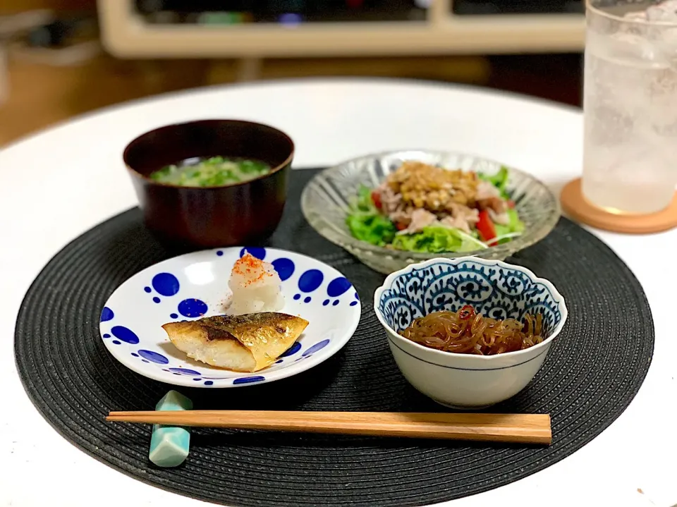 Snapdishの料理写真:晩ごはん。鯖の塩焼き、ピリ辛こんにゃく、冷しゃぶサラダ、キノコと大根のお味噌汁。|yukiさん