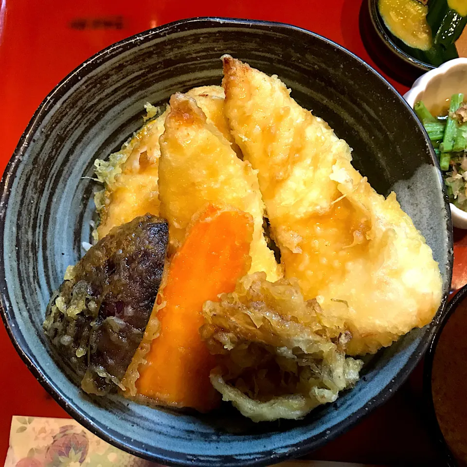 厚切り過ぎるとり天丼 野菜天盛り|なお🅿️さん