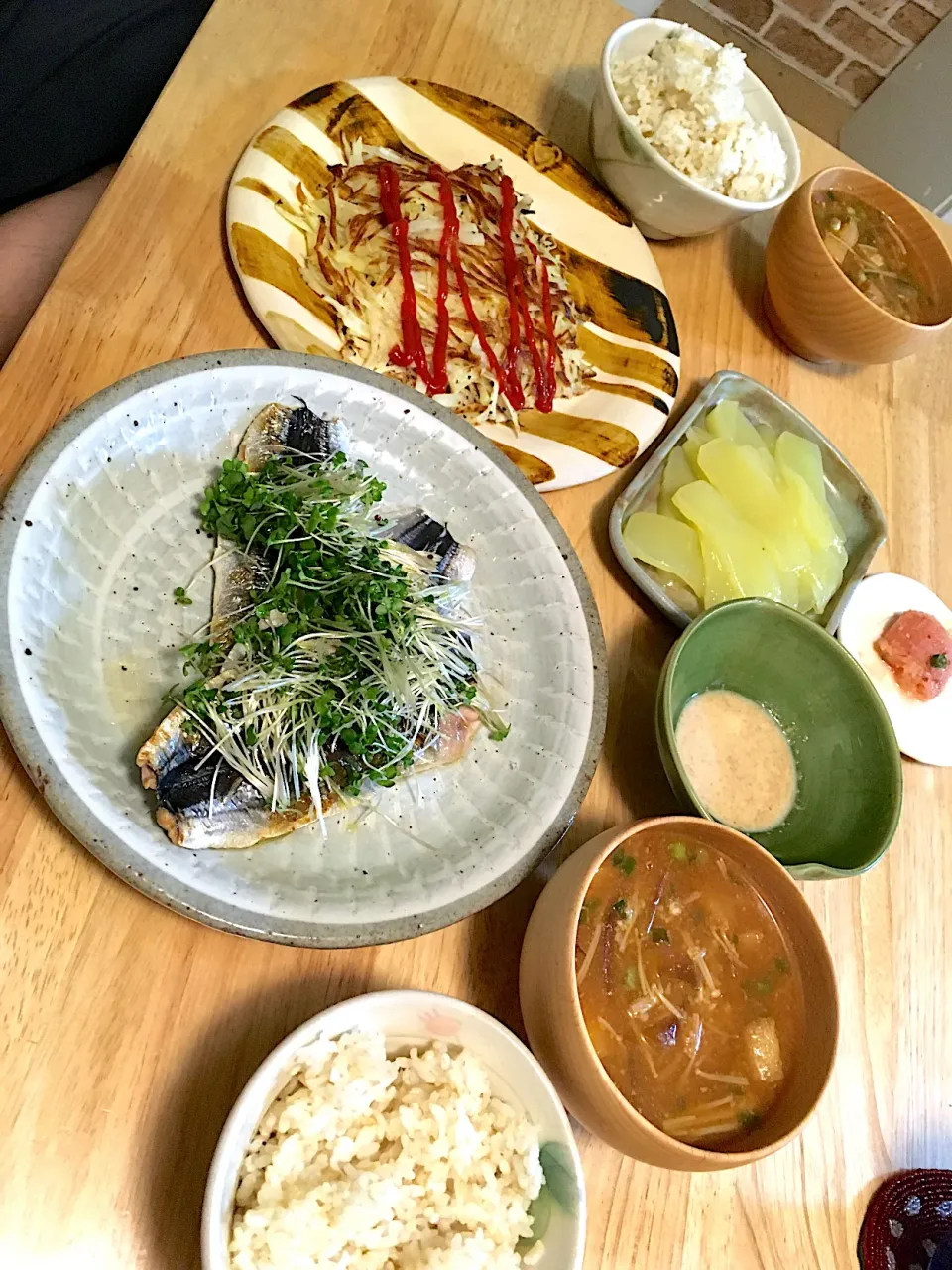 昨日の晩御飯꒰⚈้̤͡ꇴ⚈้̤͡ ॢ꒱✧秋刀魚の塩焼き〜黒酢とスプラウトで。ジャガイモのガレット。柚子風味刺身こんにゃく。赤だしお味噌汁。|さくたえさん