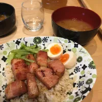 なめこのお味噌汁、ブロックベーコン丼|アップルさん