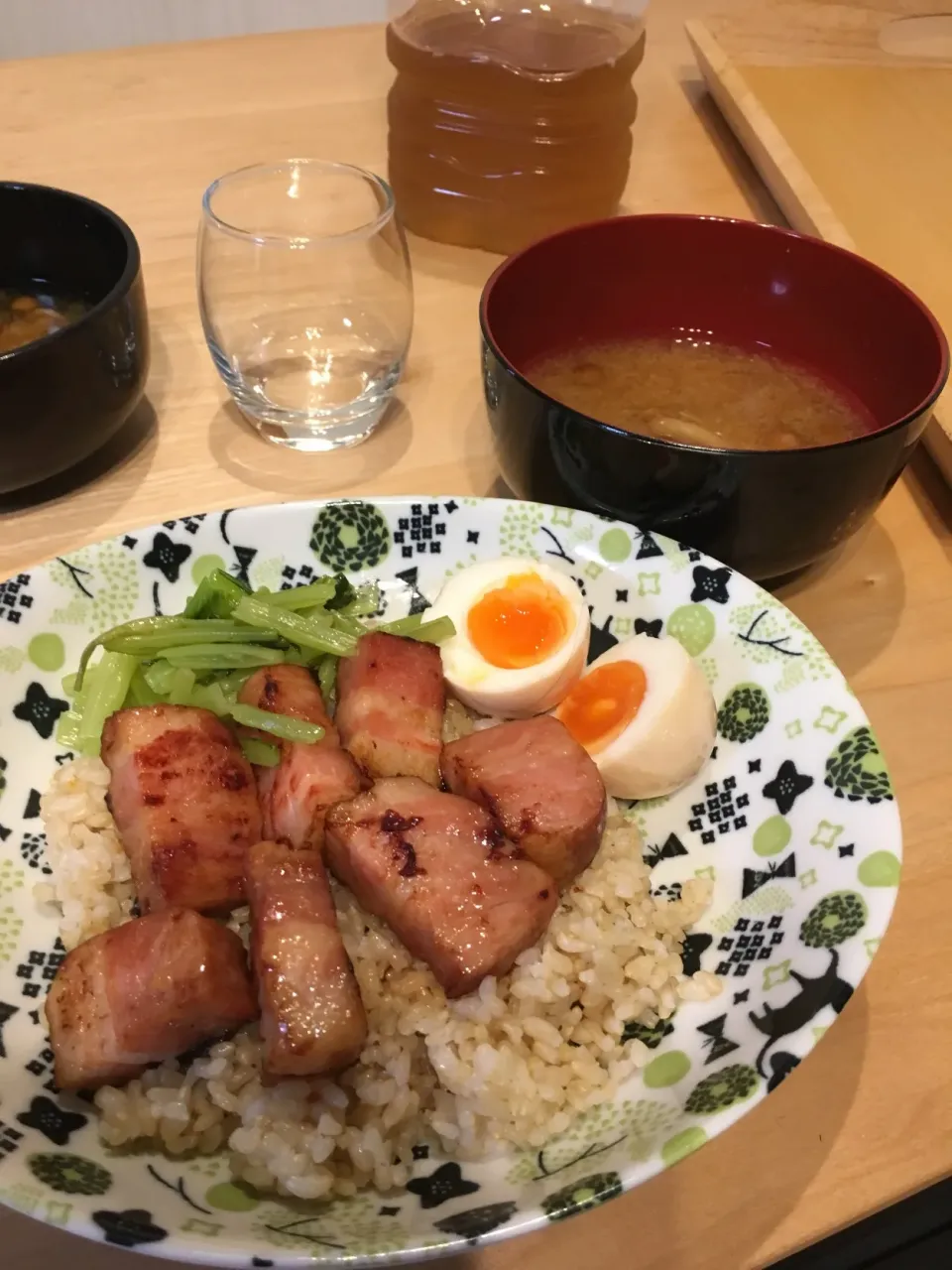 なめこのお味噌汁、ブロックベーコン丼|アップルさん