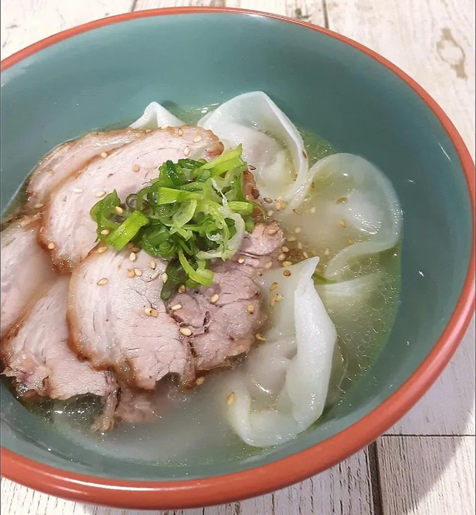 手羽先のコラーゲンたっぷりスープにチャーシュー&水餃子
明日はツルツル～✨
豚肉で夏の疲れも取りましょ～⤴|ナオミさん