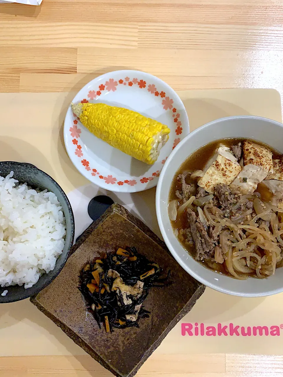 ・肉豆腐 ・ひじきの煮物 ・茹でコーン|ぺろたんさん