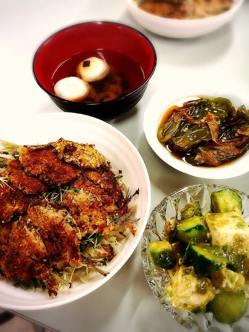 鰯の香草パン粉焼き&カレーパン粉焼き
ピーマンくったり煮
アボカド・胡瓜・豆腐ロミロミサラダ|てっちゃんさん