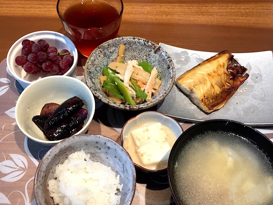 晩御飯
塩鯖、ザーサイと鶏胸肉とピーマンの和え物、絹豆腐のゴマだれ、白米、玉ねぎとベーコンのかき玉スープ、ナスの味噌炒め、デラウェア、ルイボスティー|かよちゃんさん