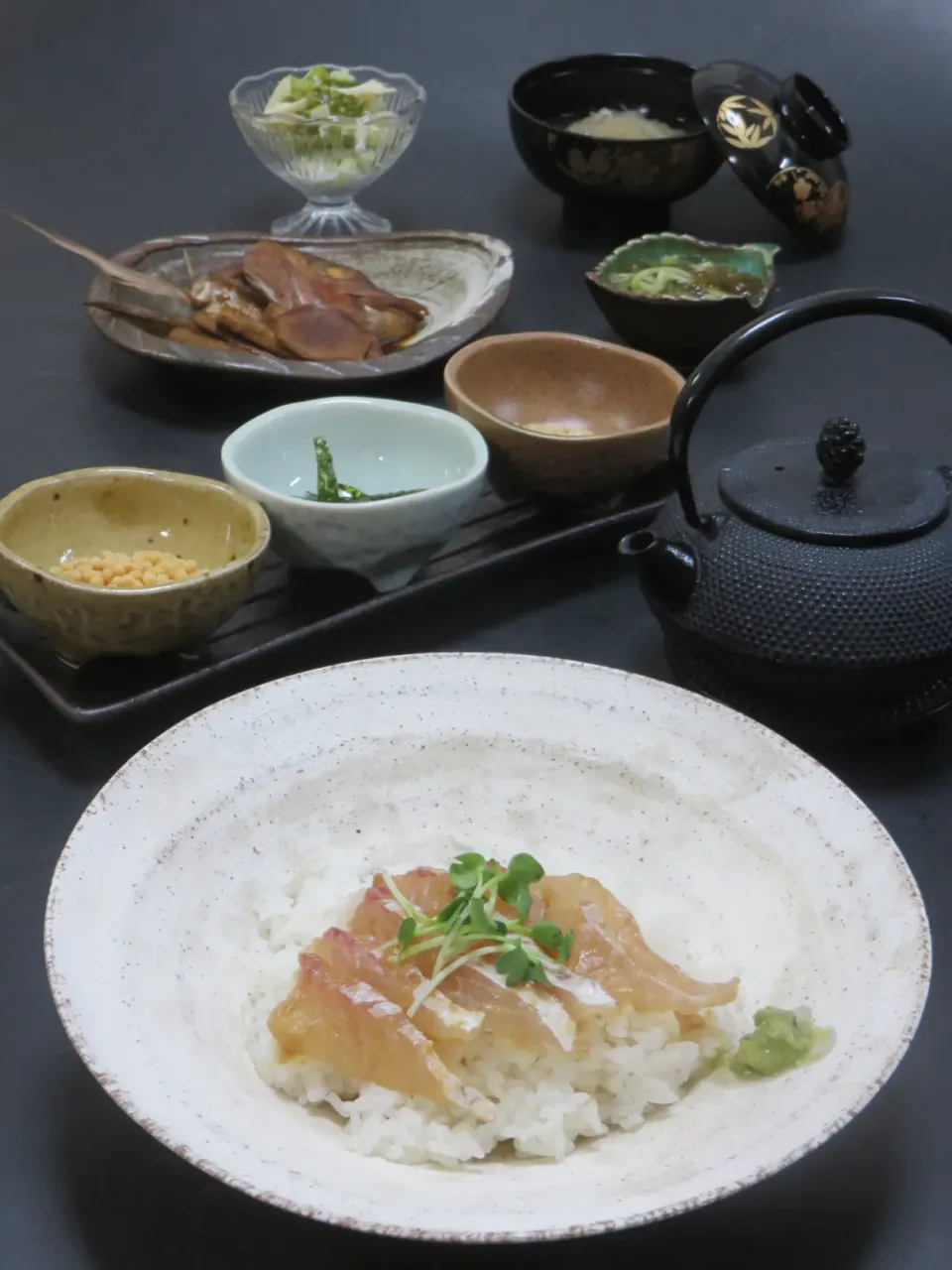 今晩は、鯛茶漬け（鯛だし 山葵 ぶぶあられ 刻み海苔 胡麻）、かぶと煮 牛蒡 生姜、もずく酢、ゴーヤ和え、大根素麺|akazawa3さん