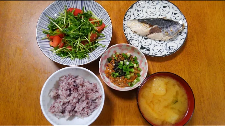 Snapdishの料理写真:８月８日　鰆の塩焼き　豆苗とトマトのサラダ　納豆　油揚げとわかめのお味噌汁|いもこ。さん