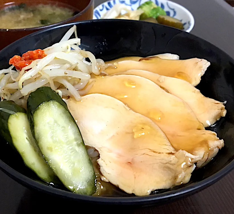 昼ごはん☀️☀️☀️                                            鶏のロース煮丼(　ﾟдﾟ)ﾝﾏｯ!|ぽんたさん