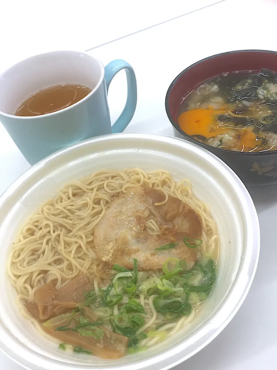 Snapdishの料理写真:オニギリの卵おじや♫  あーんど  豚骨ラーメン♫wwwww|Yoshihiro Andoさん