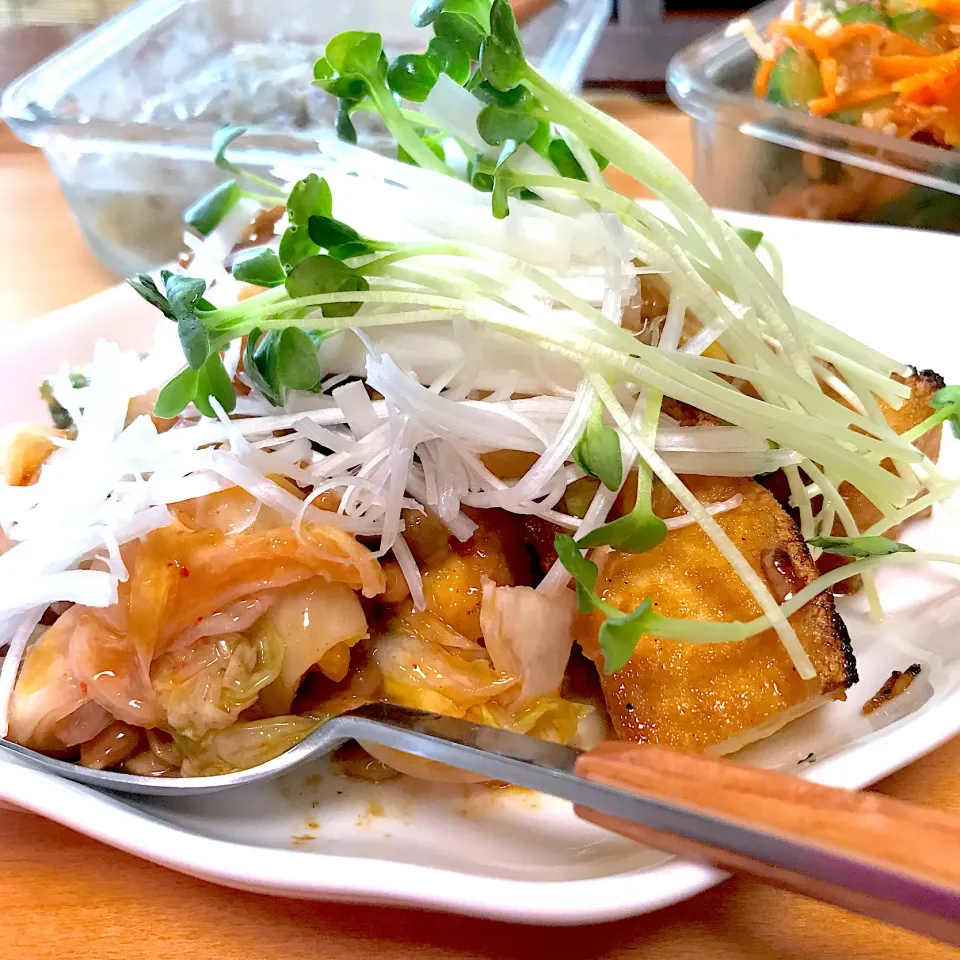 焼き厚揚げのバター醤油に納豆キムチ盛ってガッツク。|シュトママさん