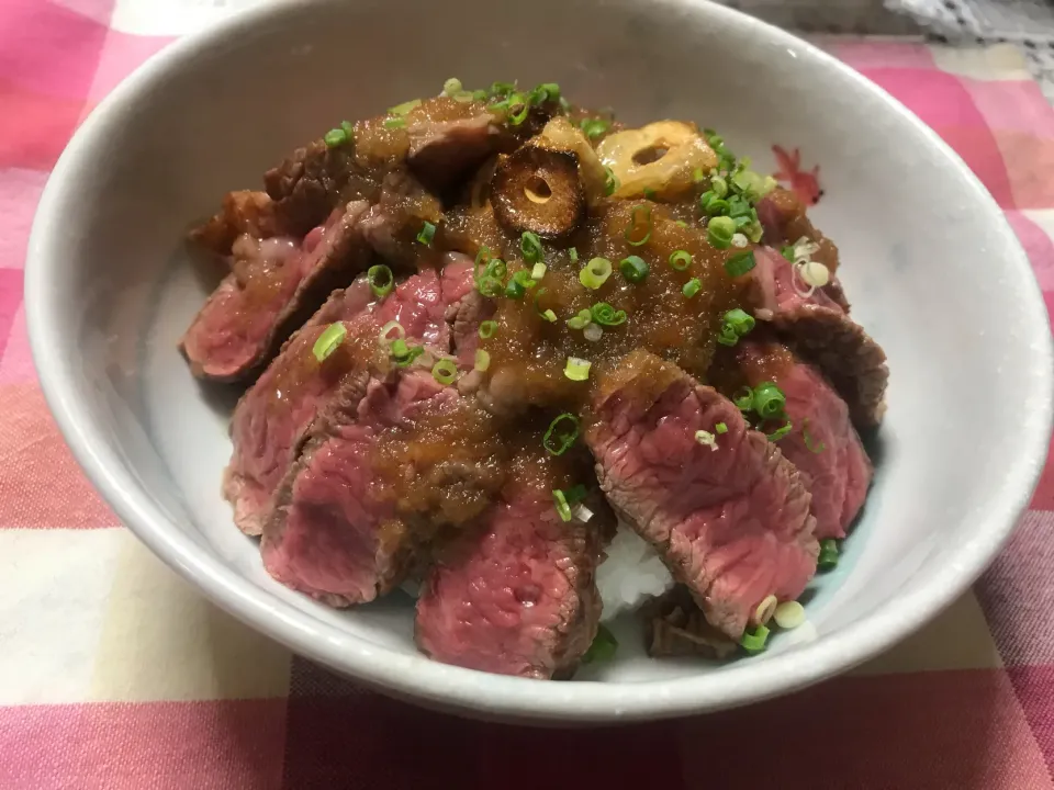 Snapdishの料理写真:ステーキ丼|ハルのただ飯さん