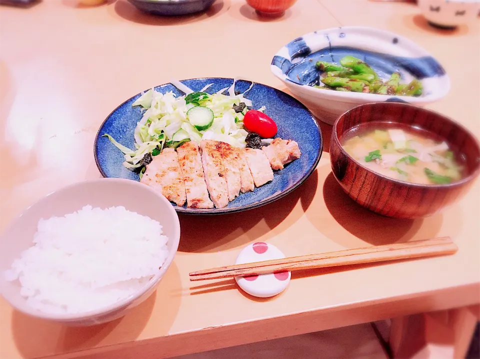 Snapdishの料理写真:#豚肉の西京焼き #レタスと大葉のサラダ #シシトウの甘辛焼き #舞茸と小松菜のお味噌汁|kona7さん