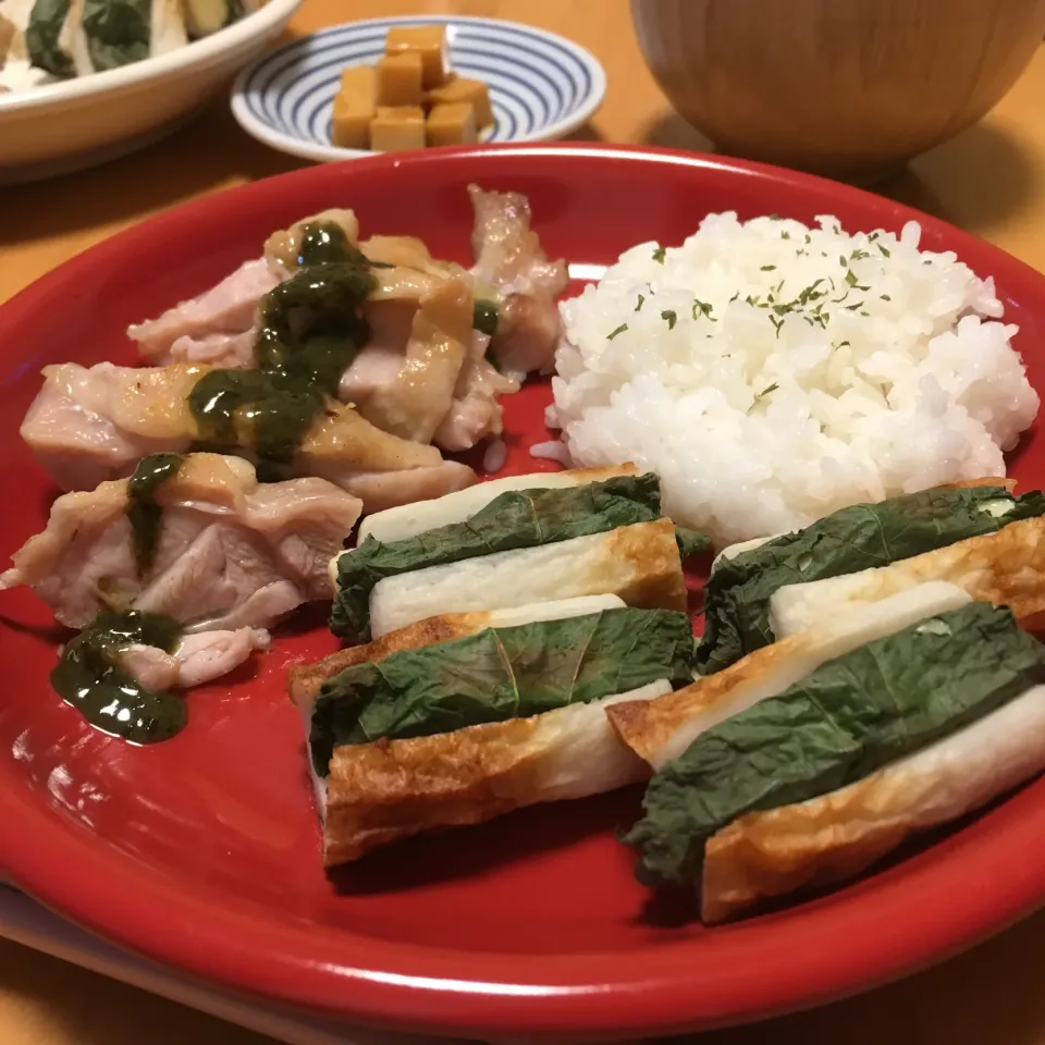 Snapdishの料理写真:大葉とチーズのちくわグリル焼き、チキンのバジルソース掛け|komekoさん