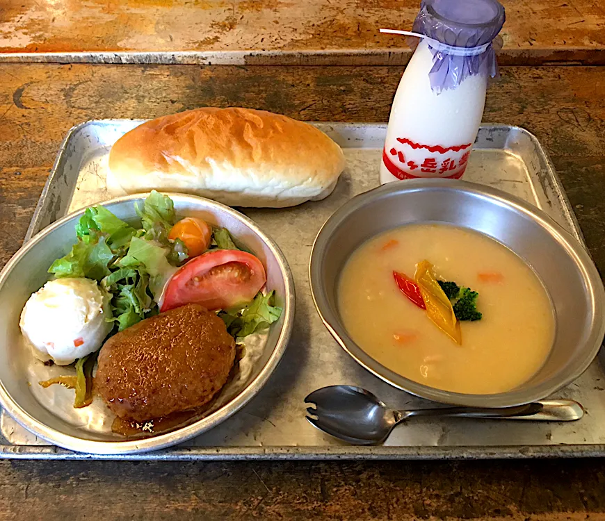 Snapdishの料理写真:昼ごはん☀️☀️🔆                                            シチューとコッペパン給食|ぽんたさん